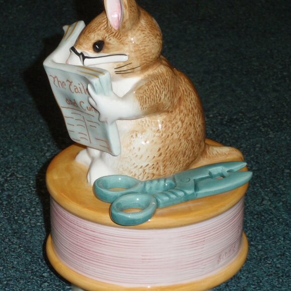 Beatrix Potter TAILOR of GLOUCESTER Mouse Musical Figurine Schmid CHRISTMAS GIFT - Picture 3 of 7